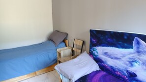 Tabla de planchar con plancha, cuna de viaje, wifi gratis y ropa de cama