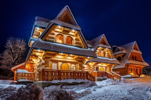 A Large Mountain-style House With a spa Area
