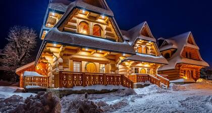 A Large Mountain-style House With a spa Area