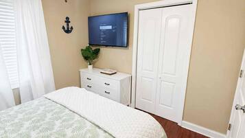 3 bedrooms, iron/ironing board, WiFi, bed sheets