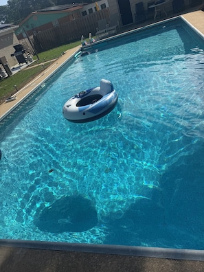 Ein klares Schwimmbecken mit einem schwimmenden Gegenstand in der Mitte.