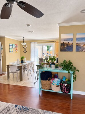 Un espace repas comprenant une table, des chaises et un ventilateur de plafond.