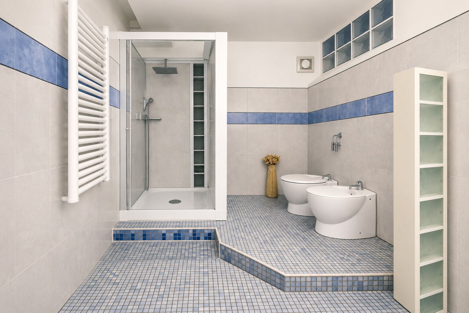 Appartement Deluxe, non-fumeur, vue sur la cour intérieure | Salle de bain | Séchoir à cheveux, serviettes fournies, savon, papier de toilette