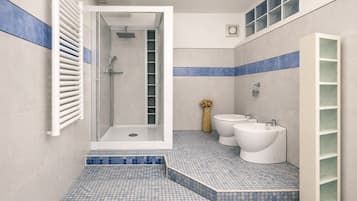 Appartement Deluxe, non-fumeur, vue sur la cour intérieure | Salle de bain | Séchoir à cheveux, serviettes fournies, savon, papier de toilette