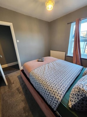 Habitación doble Deluxe, vista a la ciudad | Cortinas blackout, insonorización y wifi gratis 