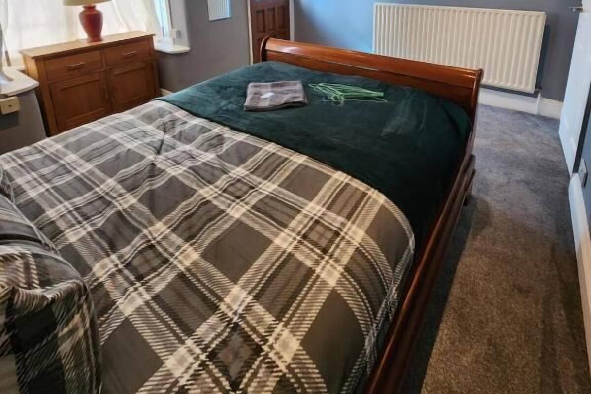 Habitación doble Deluxe, patio, vista a la ciudad | Cortinas blackout, insonorización y wifi gratis 