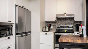 Coffee/tea maker, fridge, microwave, oven