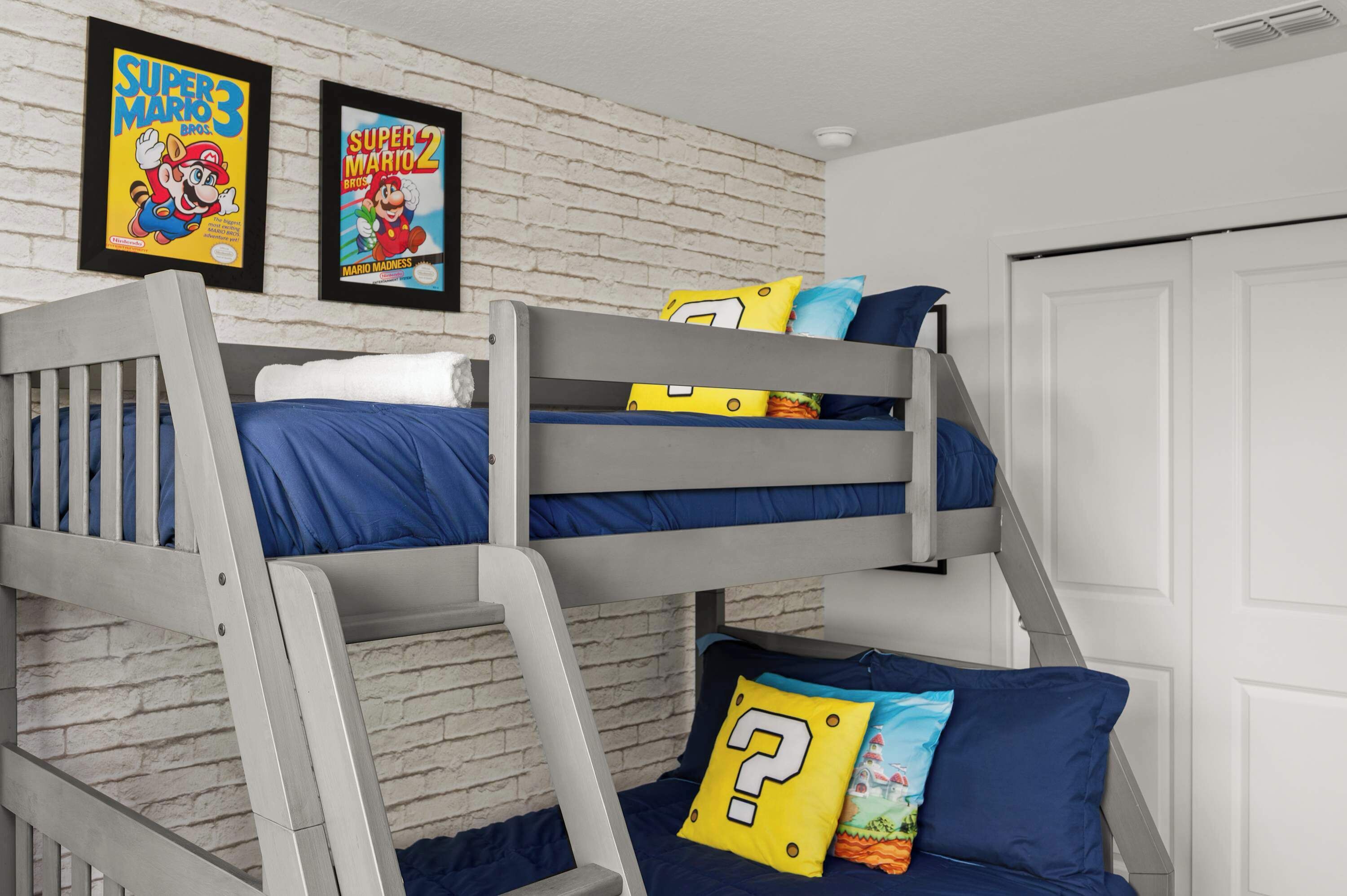 5 slaapkamers, een bureau, een strijkplank/strijkijzer, reisbedje