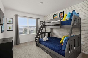 Een slaapkamer met een stapelbed, een bureau en foto’s in lijsten aan de muur.