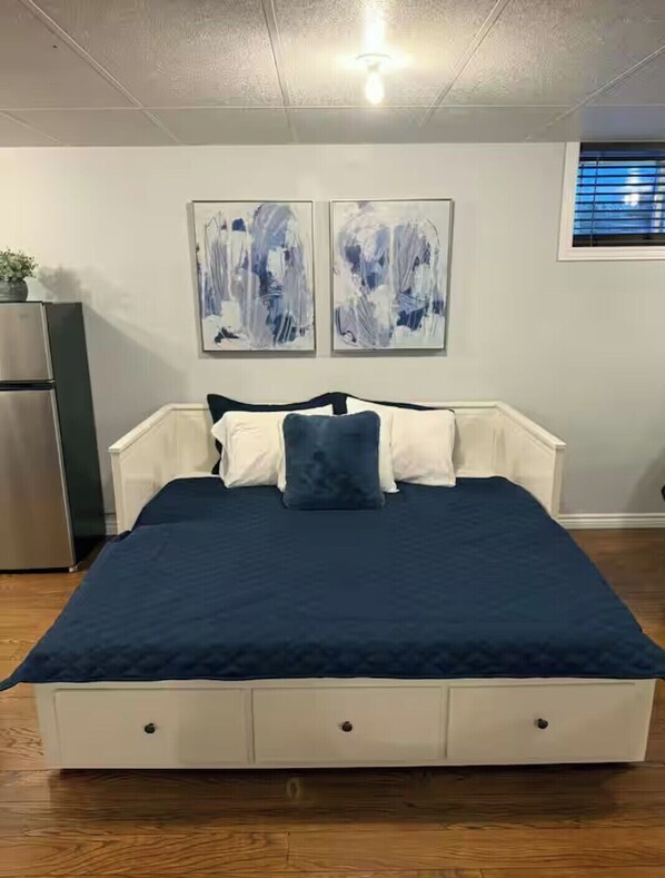2 bedrooms, iron/ironing board, WiFi, bed sheets
