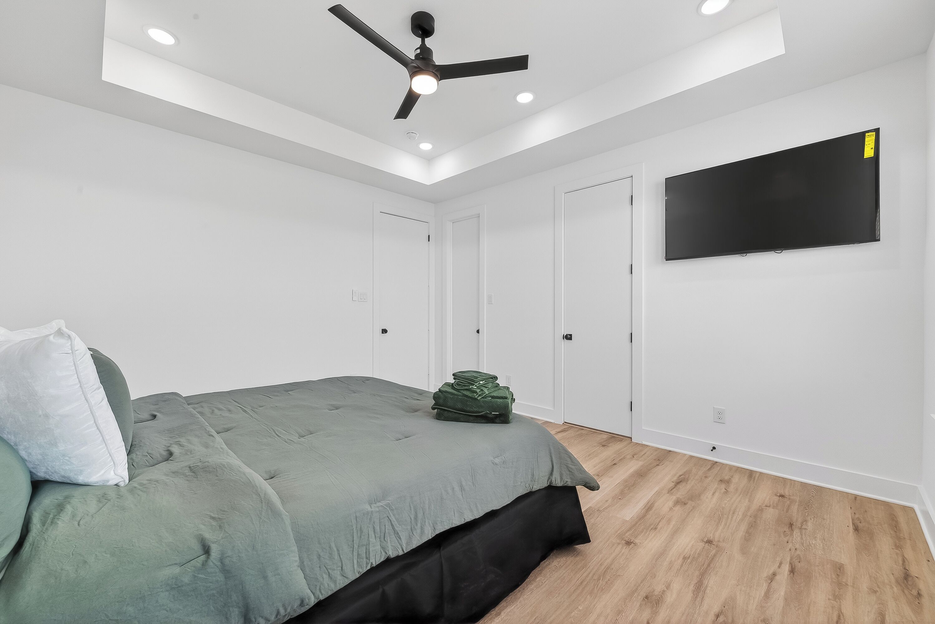 3 bedrooms, iron/ironing board, WiFi, bed sheets