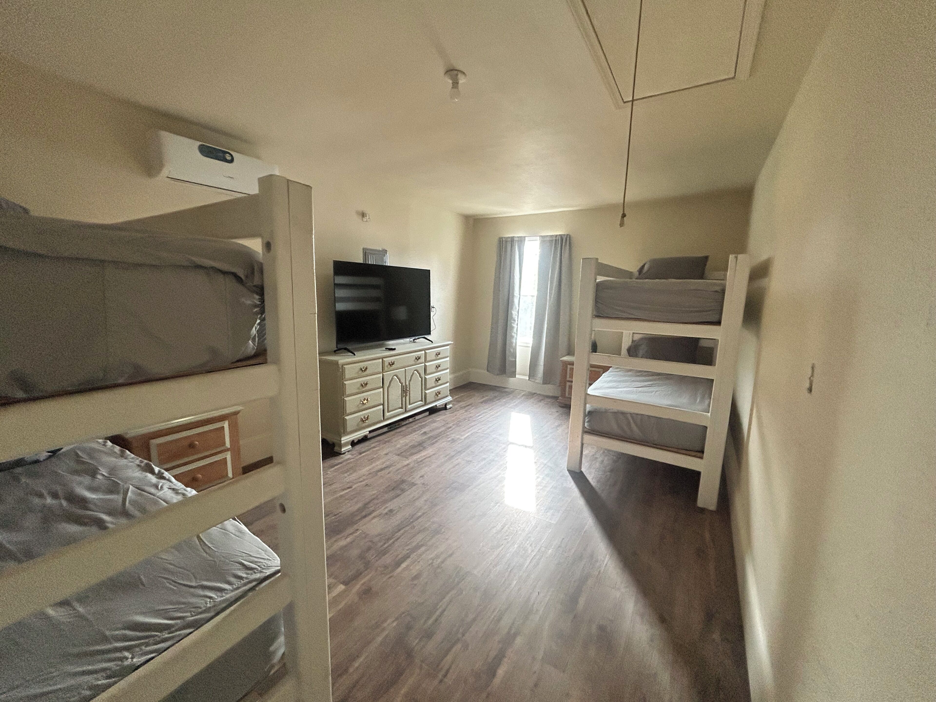 Een strijkplank/strijkijzer, reisbedje, gratis wifi, beddengoed