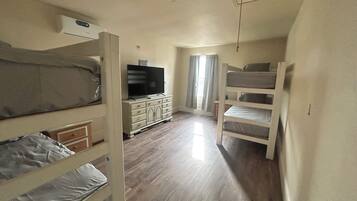 Een strijkplank/strijkijzer, reisbedje, gratis wifi, beddengoed