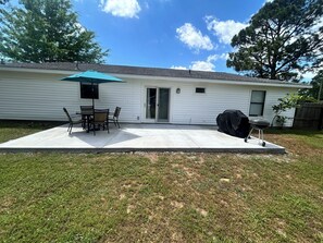 Outdoor dining - Perfect location, clean and relaxing. Pet friendly. (Foley)
