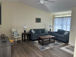 Smart TV, fireplace, books - Perfect location, clean and relaxing. Pet friendly. (Foley)
