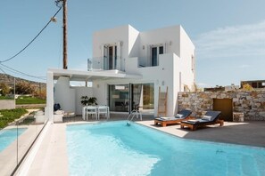Superior villa, uitzicht op zee | Zwembad