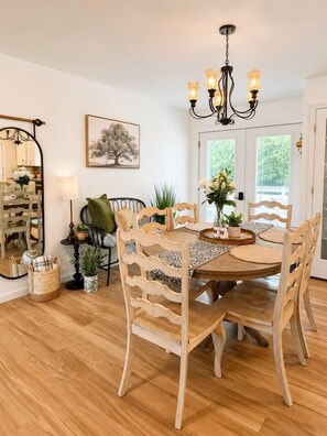 Dining - Luxury Farm Stay | 3 Kings | Game Room | No Chores (Kingston)