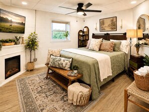 Room - Luxury Farm Stay | 3 Kings | Game Room | No Chores (Kingston)