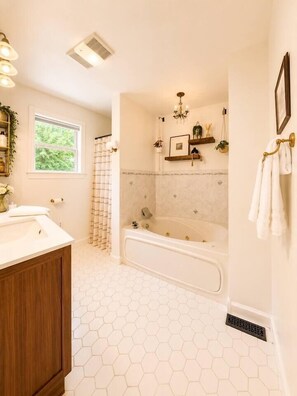 Bathroom - Luxury Farm Stay | 3 Kings | Game Room | No Chores (Kingston)