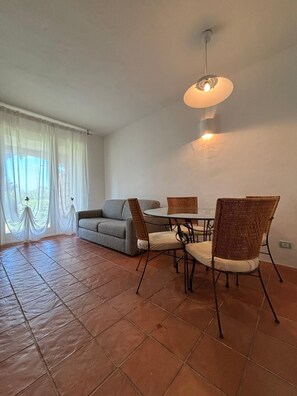 Interior - Cozy vacation home 250 meters from the beach, with reserved parking and free Wi-Fi (Cannigione)