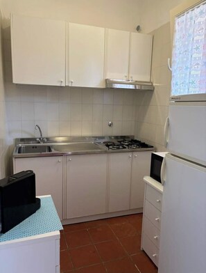 Private kitchen - Cozy vacation home 250 meters from the beach, with reserved parking and free Wi-Fi (Cannigione)