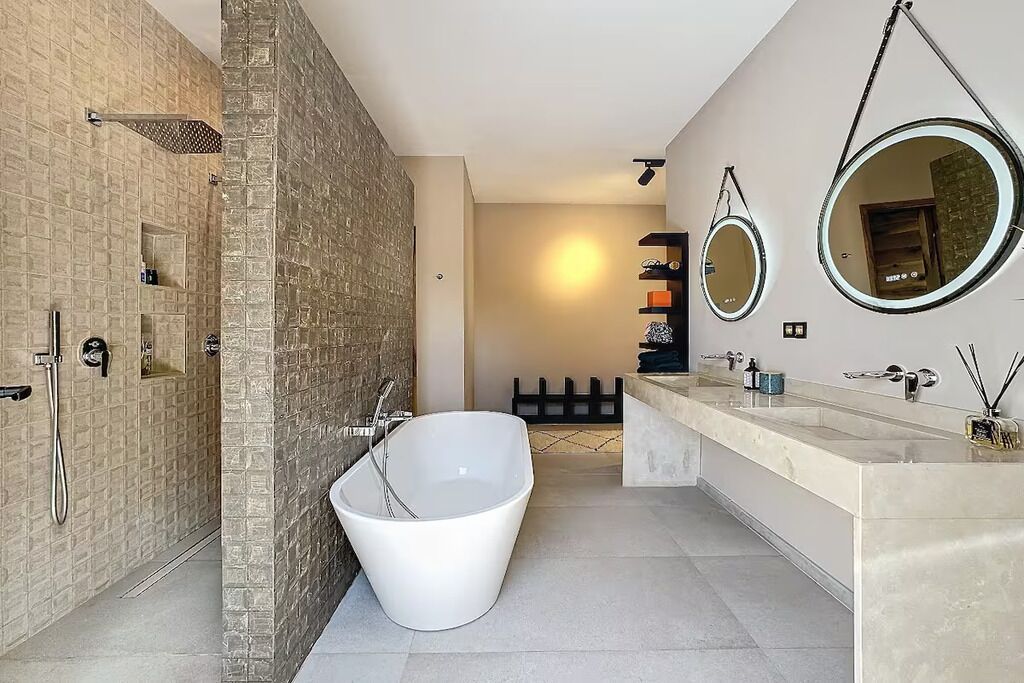 Dusche, Whirlpool, umweltfreundliche Kosmetikartikel, Haartrockner