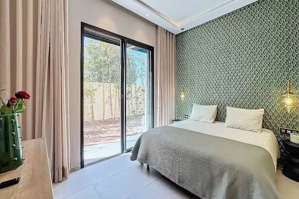 4 bedrooms, in-room safe, iron/ironing board, WiFi (free)