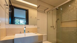 Basic Apartment | Bathroom - Apt. w/ Balcony in Condo. w/ Pool Lvt0031 (Brasília)