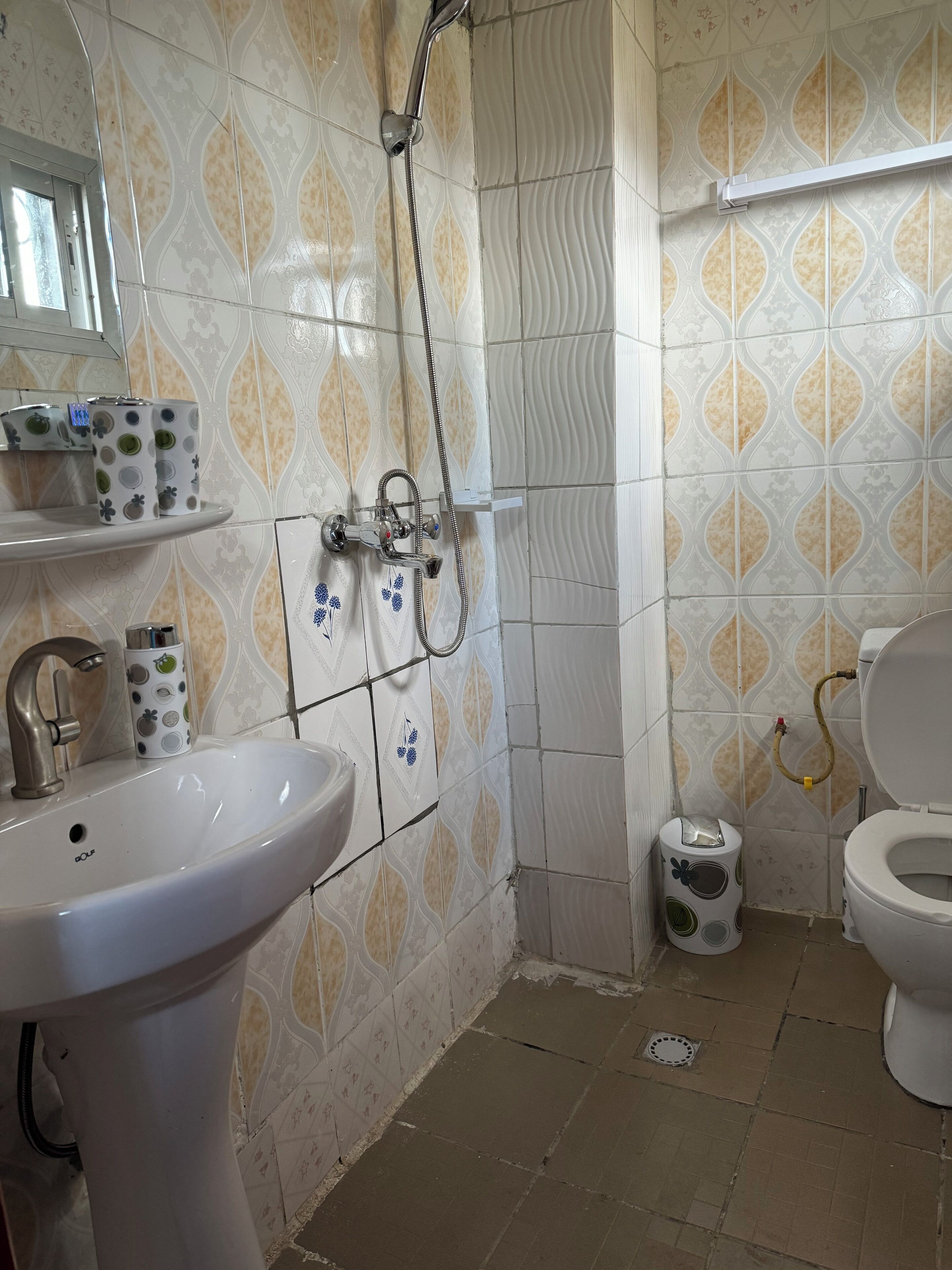 Haartrockner, Handtücher, Seife, Toilettenpapier