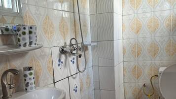Haartrockner, Handtücher, Seife, Toilettenpapier