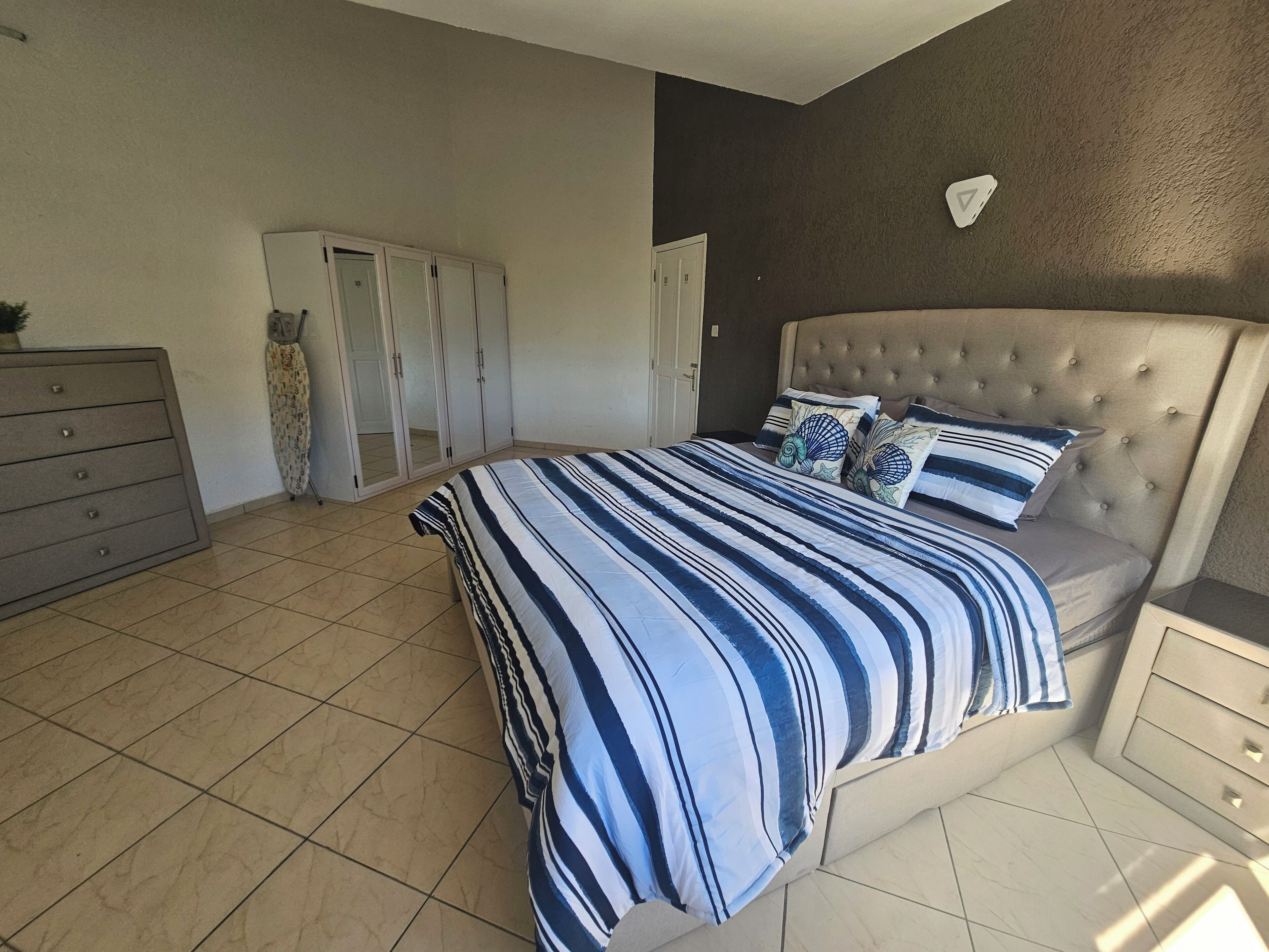 3 bedrooms, in-room safe, iron/ironing board, free WiFi