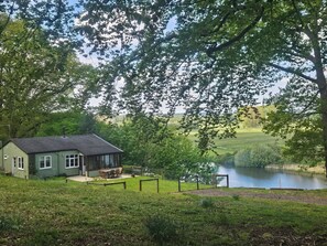 Ein Haus mit Terrasse und Seeblick.