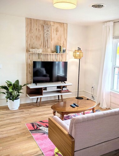 Downtown Hagerman Retreat • Sleeps 9 • Game Room • 10 Min to Hot Springs & River