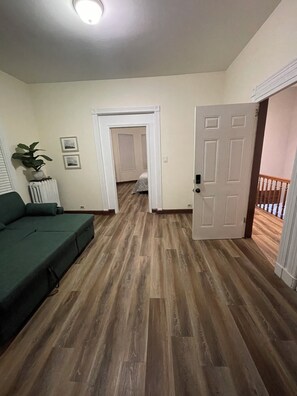 Living area - Charming 3-bedroom apartment with AC in West New York (West New York)