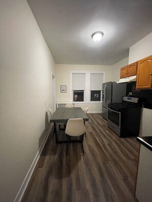 Dining - Charming 3-bedroom apartment with AC in West New York (West New York)