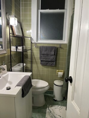 Bathroom - Charming 3-bedroom apartment with AC in West New York (West New York)
