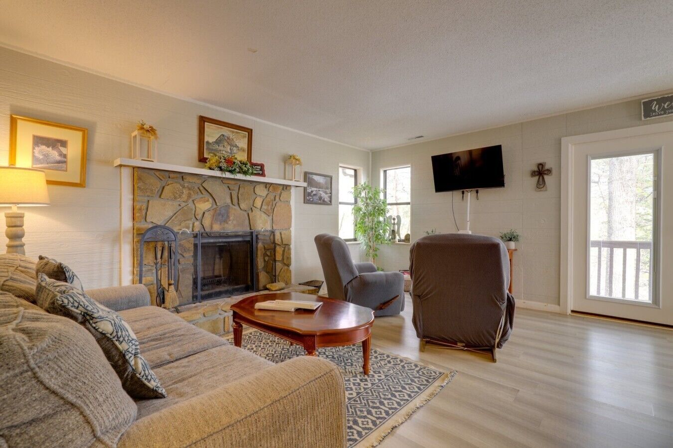 TV, fireplace