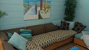 Casa, varias camas, vista al jardín (Caribbean Vibes Entire Duplex) | Área de sala de estar