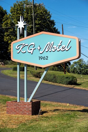 A motel sign with the name 'KG Motel' and the year '1962' on a teal background.