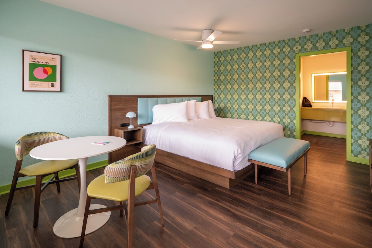 Standard Single Room, 1 King Bed, Non Smoking | Premium bedding, pillowtop beds, cribs (free), WiFi (free)