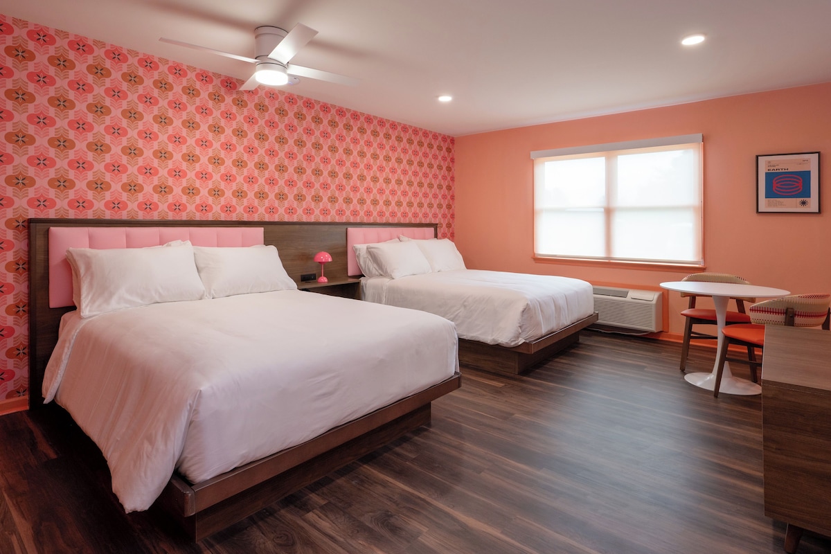Superior Double Room, 2 Queen Beds, Roll-in Shower, Annex Building | Premium bedding, pillowtop beds, cribs (free), WiFi (free)