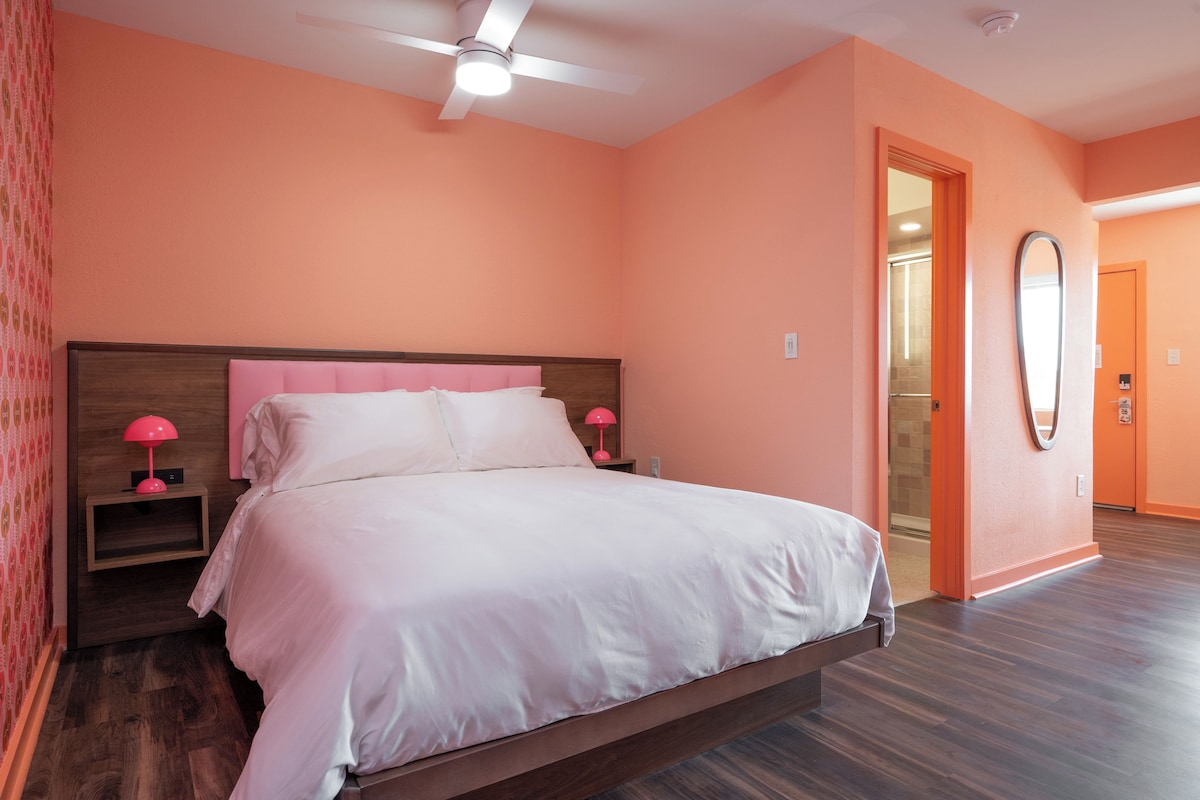 Standard Single Room, 1 Queen Bed, Non Smoking | Premium bedding, pillowtop beds, cribs (free), WiFi (free)