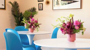 Lobby-lounge