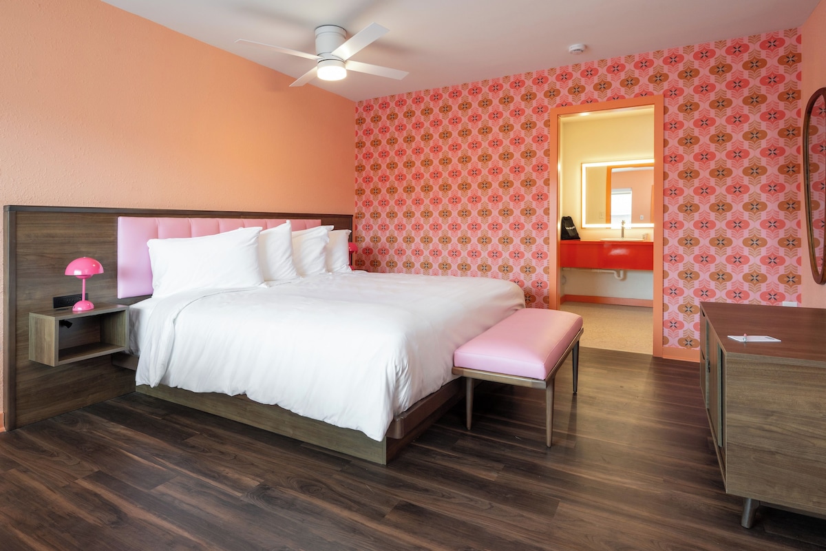 Standard Single Room, 1 King Bed, Non Smoking | Premium bedding, pillowtop beds, cribs (free), WiFi (free)