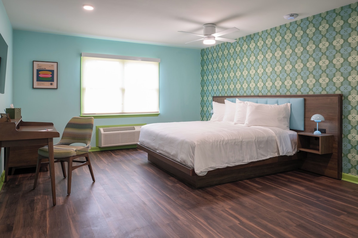 Superior Single Room, 1 King Bed, Non Smoking, Annex Building | Premium bedding, pillowtop beds, cribs (free), WiFi (free)