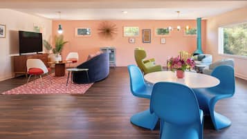 Lobby-lounge