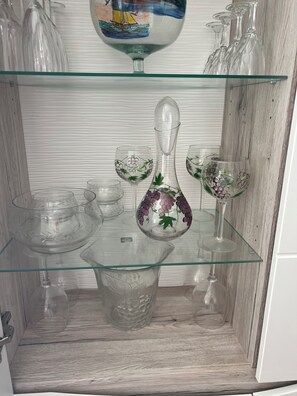 Eine gläserne Vitrine mit verschiedenen Gläsern.