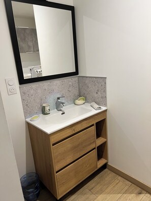 Douche, sèche-cheveux, serviettes fournies, savon
