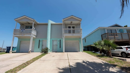New 3BR Townhome, Heated Pool, Beach Steps SPI