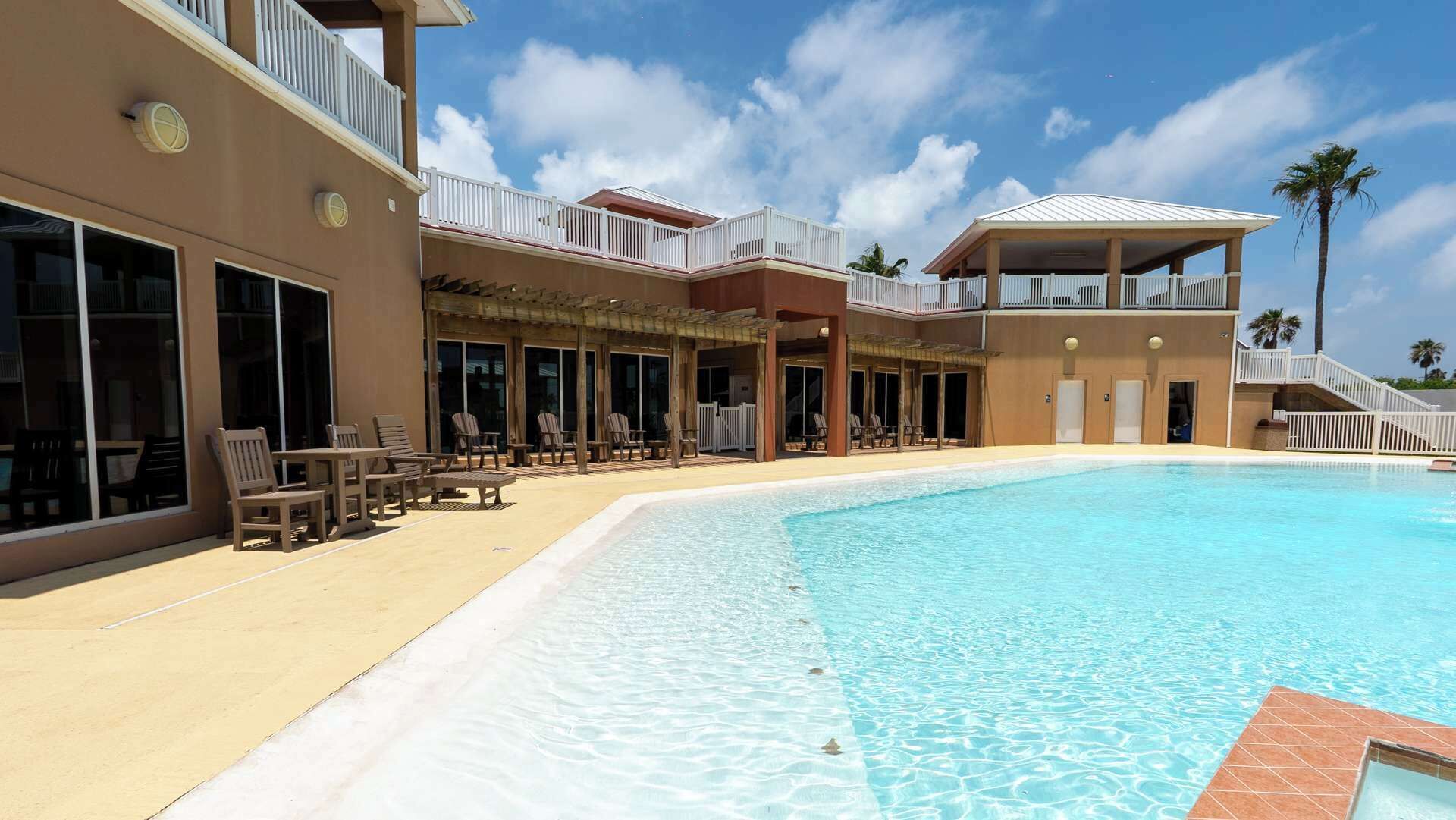 Ein Hotel mit Pool, Außenbereich und überdachtem Bereich.